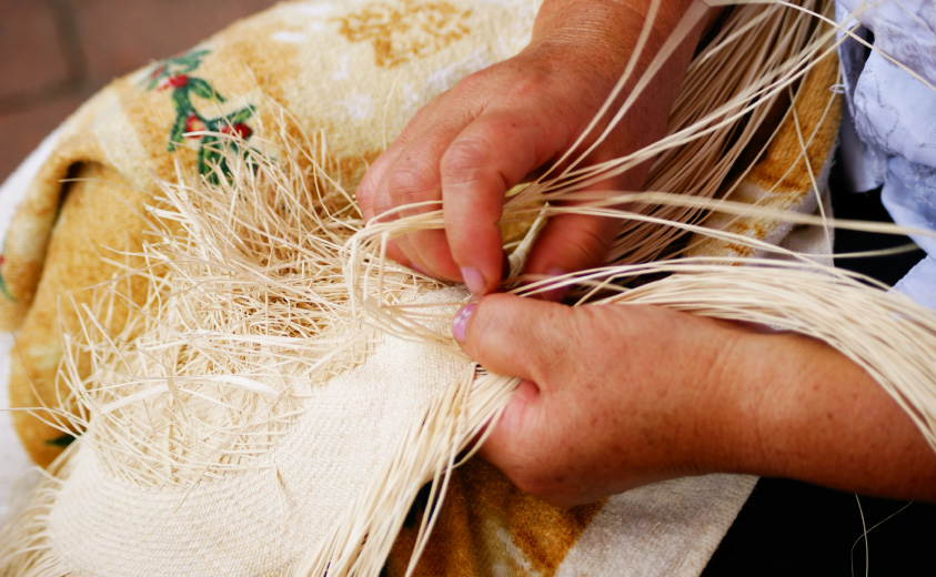 Artesano tejiendo sombrero en Palma de Iraca