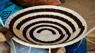 Elaboración de canasto en calceta de plátano.