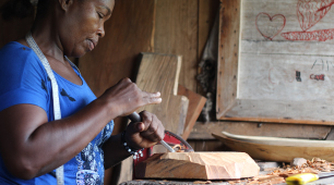 La artesana Dilia María Cundumí en su taller