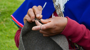 Artesana tejiendo una mochila Misak