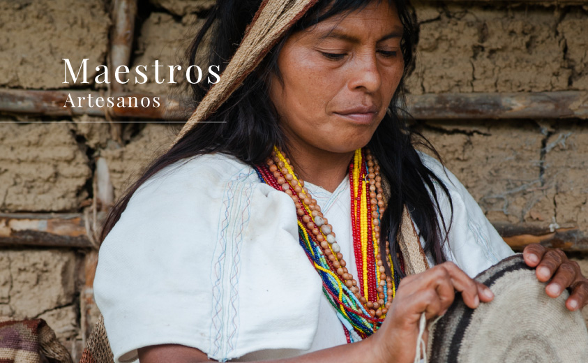 Fotografía de una artesana de la Sierra Nevada de Santa Marta tejiendo una mochila.