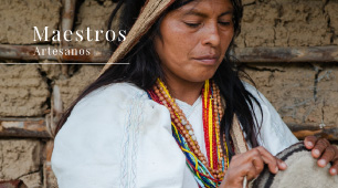 Fotografía de una artesana de la Sierra Nevada de Santa Marta tejiendo una mochila.