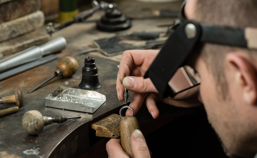 Foto de un estudiante elaborando un anillo