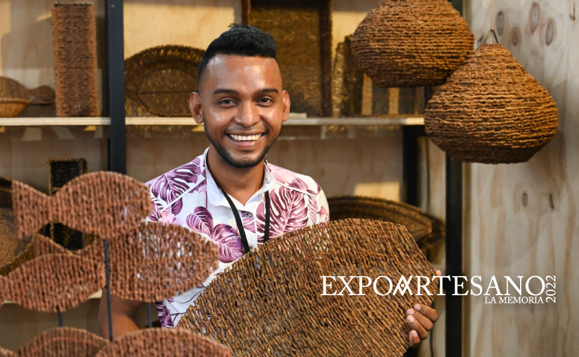 Foto de artesano con productos elaborados en palma de seje