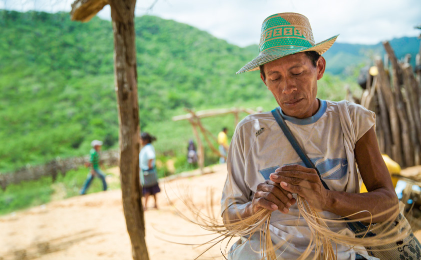 Foto de artesano wayúu tejiendo