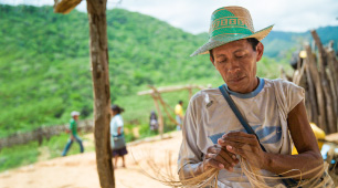 Foto de artesano wayúu tejiendo