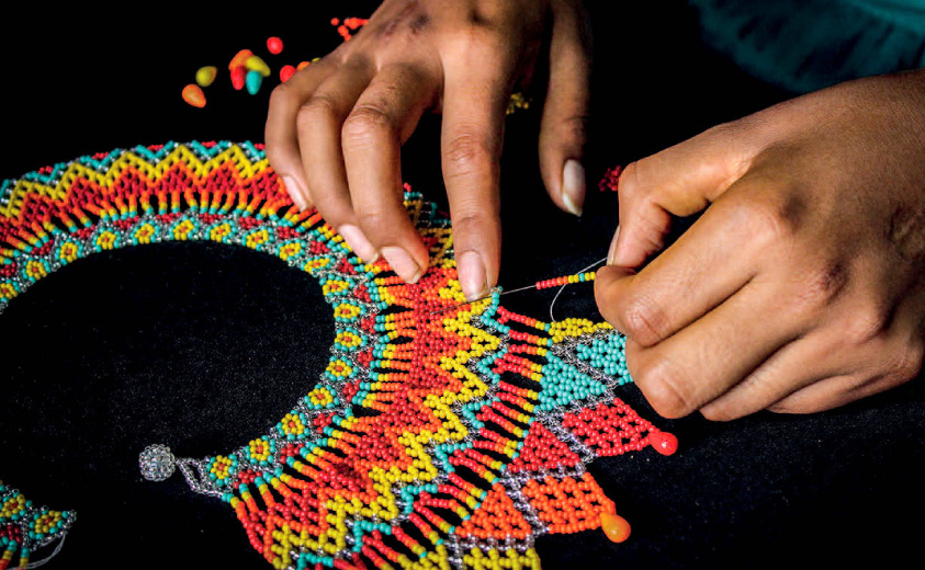 Foto que muestra el detalle del tejido de un collar Emberá Chamí