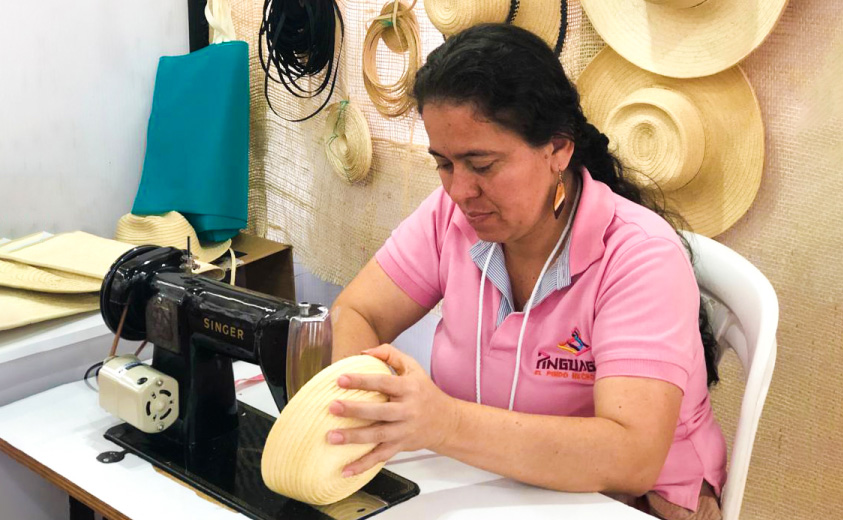 Foto de artesana huilense cosiendo un sombrero