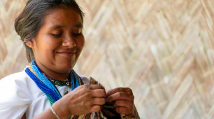 Foto de dos artesanas Arhuacas tejiendo 