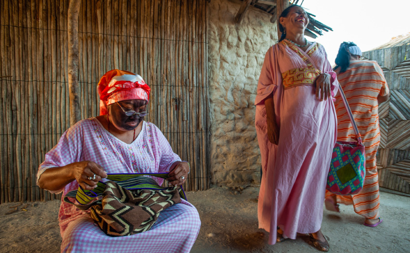 Foto de tres artesanas Wayúu