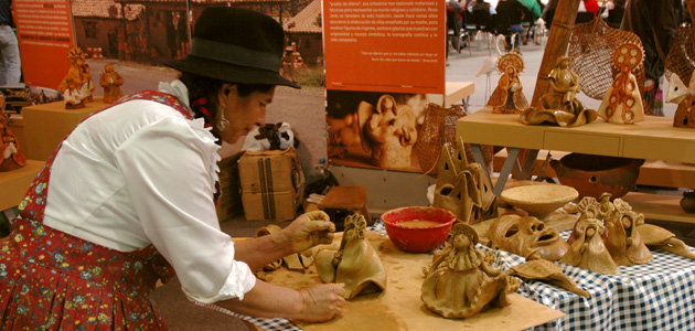 Rosa Jeréz trabajando la arcilla