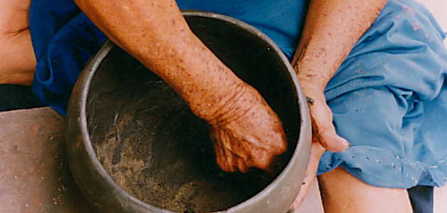 Artesana de la Chamba, Tolima. Artesanías de Colombia.