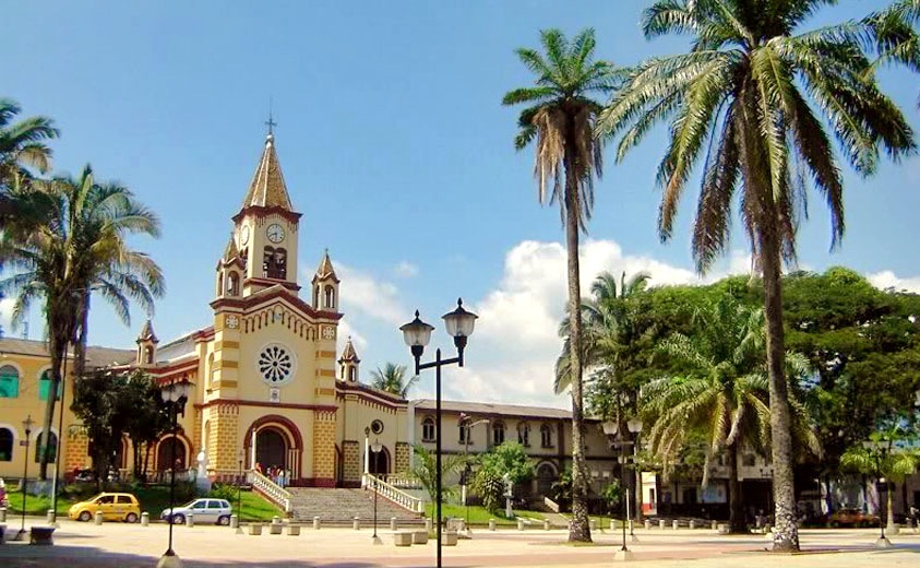 Plaza San Francisco de Florencia, Caquetá - http://goo.gl/JFIKL - Imagen: Nicomans, CC BY-SA 3.0

