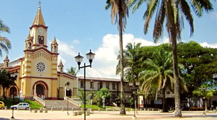 Plaza San Francisco de Florencia, Caquetá - http://goo.gl/JFIKL - Imagen: Nicomans, CC BY-SA 3.0

